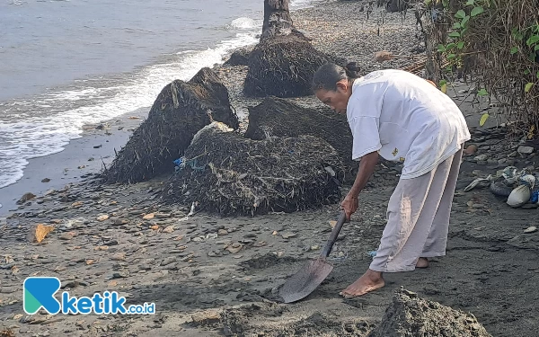 Thumbnail Bibi Atiyang  dan Sekop Berkarat di Tepian Pantai Desa Kupal