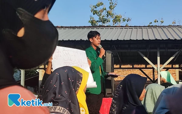 Foto Orasi dan penyampaian petisi yang dilakukan oleh mahasiswa, menuntut agar para civitas perguruan tinggi keluar dari Gedung. (Foto: Al Ahmadi/Ketik.co.id)