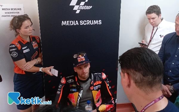Thumbnail Pembalap MotoGP tim KTM Brad Binder melayani wawancara wartawan di Media Center (13/10/2023). (Foto: Naufal/Ketik.co.id)