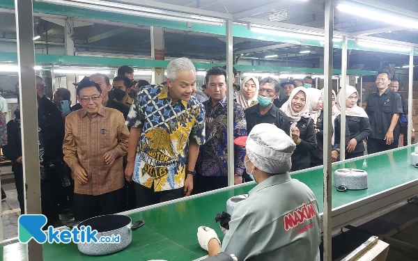 Foto Ganjar Pranowo saat menyapa salah satu karyawan yang sedang bekerja. (Foto: Husni Habib/Ketik.co.id)