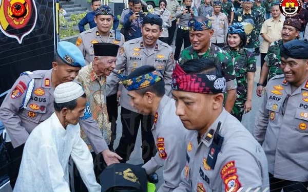 Jumat Peduli, Kapolda Jabar Santuni Warga Kurang Mampu