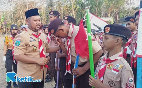 Foto Saat pemeriksaan pasukan Gus Yani  berjabat tangan dengan  Pinru kontingen Balongpanggang. (foto: Sutejo Rc/ketik.co.id)