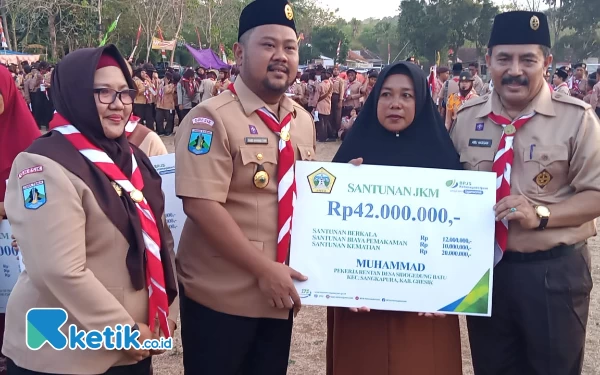 Foto Bupati bersama Wakil  Bupati Gresik menyerahkan santunan dari BPJS kepada ahli waris Muhammad pekerja rentan dari Sukapura (foto: Sutejo Rc/ketik.co.id)