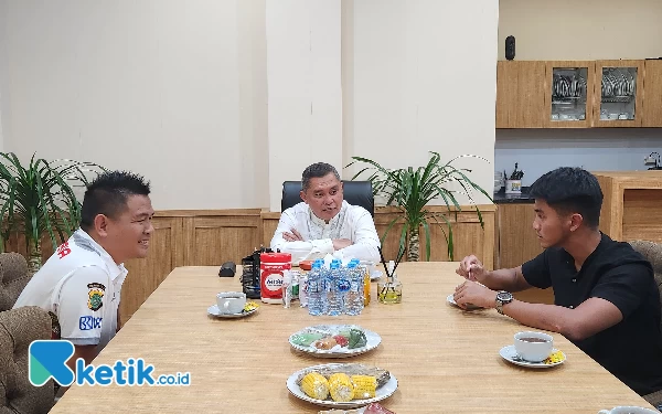 Foto Manager Mario Aji, Kiagus Firdaus mendampingi Mario bertemu Komjen Fadil Imran di Jakarta. (Foto: Naufal/Ketik.co.id)