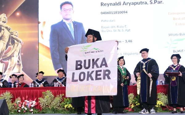 Viral,  Usai Diwisuda, CEO Destinasi  Wisata Bentangkan Spanduk Buka Loker