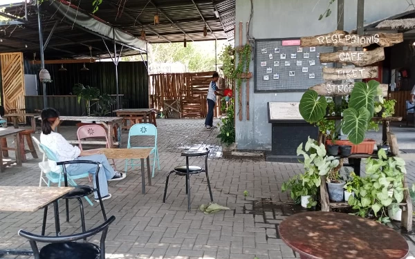 Foto Pengunjung menikmati kafe Lumbung Stroberi Desa Pandanrejo Kecamatan Bumiaji kota batu, Minggu (15/10/2023). (Foto: Sholeh/ketik.co.id)