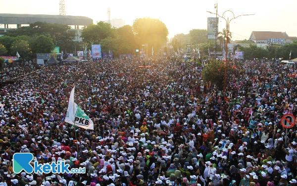 Foto Kerumunan massa yang menunggu kehadiran Pasangan Capres-Cawapres Anies Baswedan-Muhaimin Iskandar di Sidoarjo. (Foto: Fathur Roziq/Ketik.co.id)