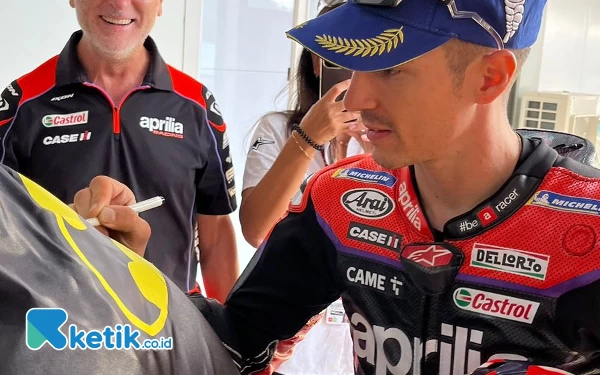 Foto Maverick Vinales membubuhkan tanda tangan di kosan Batman yang diberikan kepada Kiagus Firdaus. (Foto: Naufal/Ketik.co.id)