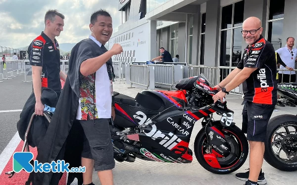 Foto Kiagus Firdaus bersama kostum Batman berfoto di motor MotoGP Maverick Vinales. (Foto: Naufal/Ketik.co.id)