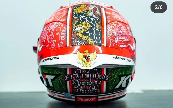 Foto Helm balap Mario Aji bagian belakang dan tengah atas terpampang jelas motif batik Telaga Sarangan.