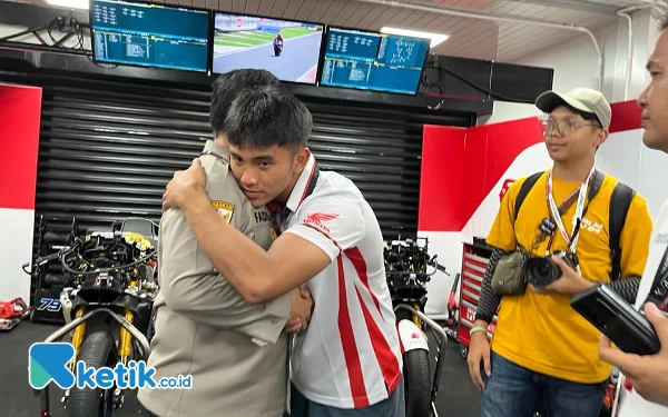 Foto Mario Aji memeluk Bapak Asuhnya, Komjen Fadil Imran di Paddock HTA Mandalika. (Foto: Naufal/Ketik.co.id)