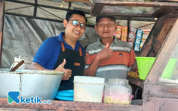 Foto Cak Nawir (kanan) bersama anak pertama Sunarto yang menjalankan bisnis soto dengan kripik kentang, Senin (16/10/2023). (Foto : M.Khaesar/Ketik.co.id)