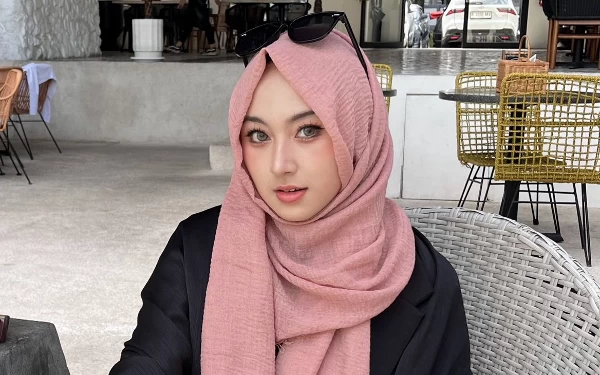 Pradeina Nabila, Seniman dan Model yang Mantab Berhijab