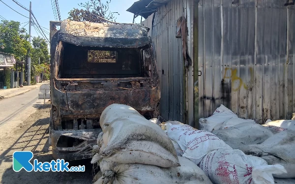Thumbnail Berita - Kebakaran Lalap Gudang dan 4 Kendaraan di Sidoarjo, Pemilik Rugi Miliaran Rupiah