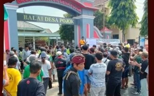 Thumbnail Tuntut Berhentikan Modin Pojok Magetan atau Warga Ambil Jalur Hukum, Massa Kembali Demo