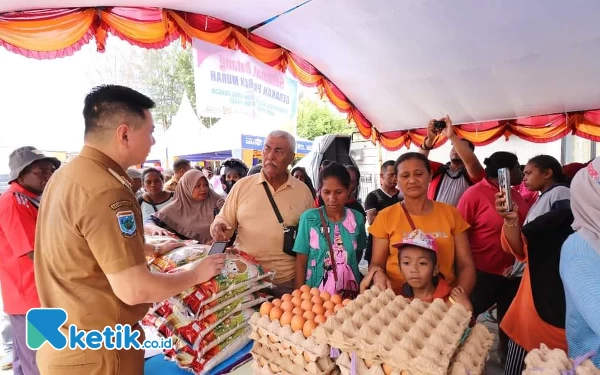 Foto Bupati Freddy Thie saat menyapa mama-mama yang ingin membeli di kegiatan gerakan pangan murah di kabupaten Kaimana (foto Humas Pemkab Kaimana)