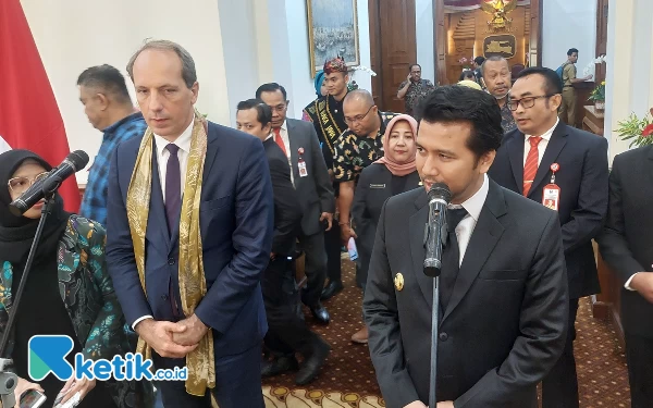 Foto Wagub Emil dan Dubes Prancis Febian Panone saat memberikan keterangan pada awak media. (Foto: Husni Habib/Ketik.co.id)