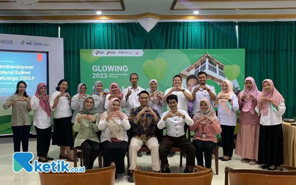 Foto Tim Pengmas Unusa dan Komunitas Peduli Keluarga ODGJ Berdaya (Kompak) Kabupaten Gresik usai memberikan pelatihan pembuatan telur asin dan memasak untuk ODGJ, Selasa (17/10/2023). (Foto : M.Khaesar/Ketik.co.id)