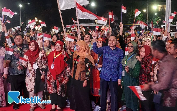 Foto Keseruan Gubernur Khofifah bersama para mahasiswa Program PMM. (Foto: Husni Habib/Ketik.co.id)