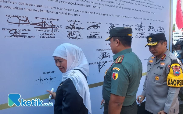 Foto Prosesi penandatanganan pemilu damai oleh Gubernur Khofifah, Pangdam V Brawijaya Farid Makruf, dan Kapolda Jatim Toni Harmanto. (Foto: Husni Habib/Ketik.co.id)