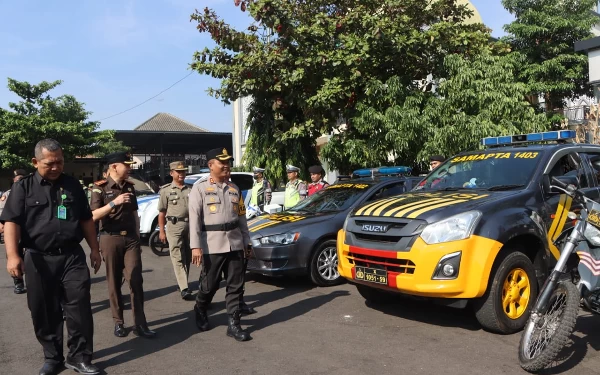 Foto AKBP Suryono saat mengecek gelar pasukan dalam rangka pengamanan tahapan Pemilu 2024 (17/10/2023)(Foto : Polres Tuban/Ketik.co.id)