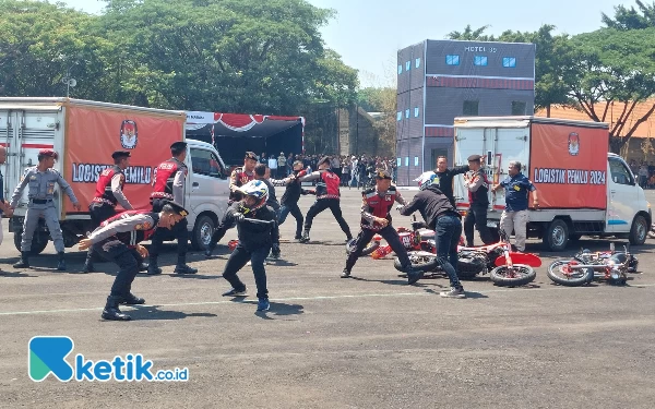 Foto Aparat keamanan berusaha mengamankan logistik pemilu 2024 dalam Sispamkota 2023. (Foto: Husni Habib/Ketik.co.id)