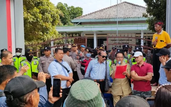 Polres Magetan Terjunkan Polwan Amankan Demo Tuntut Modin Desa Pojok Diberhentikan