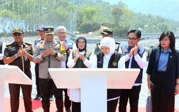 Foto Gubernur Khofifah dodamping Pj Bupati Lumajang Indah Wahyuni menandatangani peresmian Jembatan Gantung Kaliregoyo , Selasa (17/10/2023). ( Foto: Pemprov Jatim)