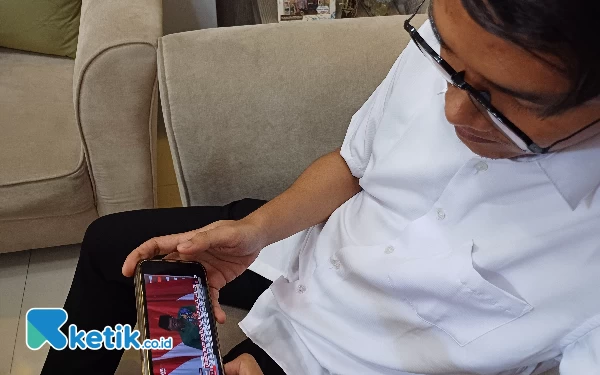 Foto Zakaria Wanda yang merupakan keponakan Mahfud MD melihat langsung pidato dan penunjukan Mahfud MD untuk dampingi Ganjar Pranowo, Rabu (18/10/2023). (Foto : M.Khaesar/Ketik.co.id)