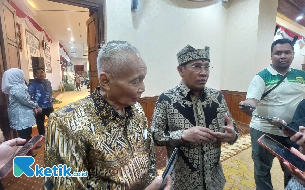 Foto Prof Wardiman saat didampingi oleh Kadisbudpar Jatim Hudiono.(Foto: Husni Habib/Ketik.co.id)