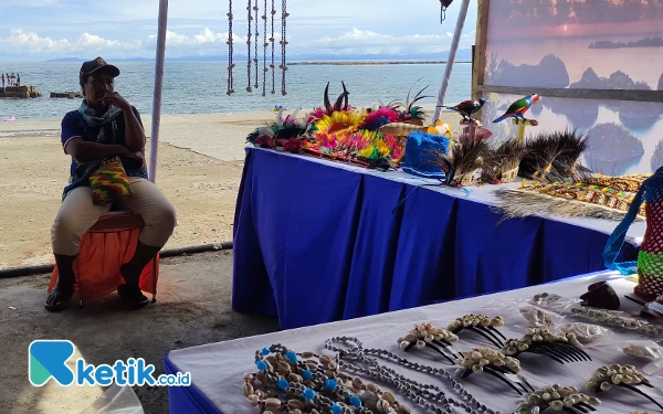 Foto Hasil kerajinan tangan masyarakat lokal di kabupaten Raja Ampat dipajang saat festival. (Foto: Abhie/Ketik.co.id)