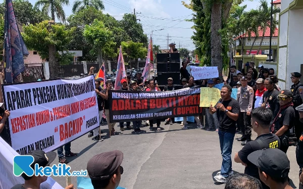 Thumbnail Berita - Unjuk Rasa Gerakan Pembaharuan Indonesia Padati Kantor Inspektorat dan Kejari Blitar