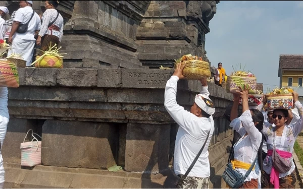 Foto Warga Bali ketika menggelar ritual Mejauman di Candi Singosari, Rabu, (18/9/2023)