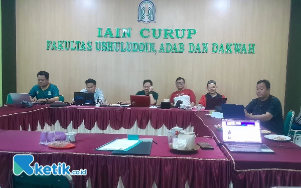 Dekan FUAD IAIN Curup Dampingi Tim Borang Akreditasi Prodi BPI Kerja Hingga Larut Malam