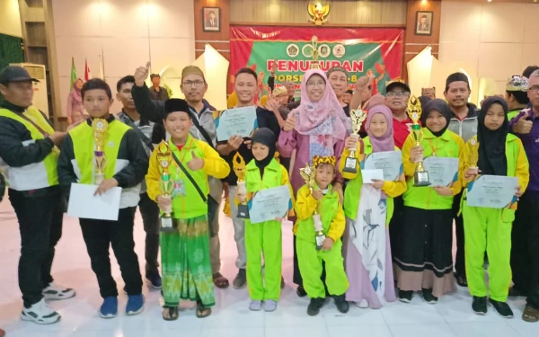 Foto Para juara kontingen kabupaten  Gresik di Porseni  MI ke VIII Jawa Timur. .  (foto: dok.pri for ketik.co.id)