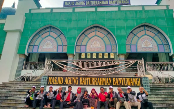 Foto Sebelum pulang kontingen Gresik menyempatkan berkunjung ke masjid Agung Baiturrahman Banyuwangi.  .  (foto: dok.pri for ketik.co.id)