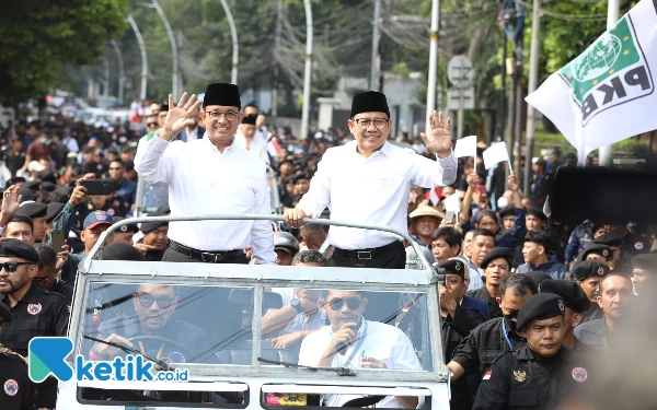 Foto Anies dan Muhaimin melambaikan tangan kepada ribuan masyarakat yang ikut mengantarkan pendaftaran ke KPU. (Foto: Tim Media AMIN for Ketik.co.id)