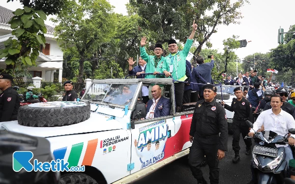 Foto Sekjen DPP PKB M Hasanuddin Wahid bersama Waketum DPP PKB Hanif Dhakiri saat mengantarkan pasangan AMIN ke KPU. (Foto: Tim Media AMIN for Ketik.co.id)