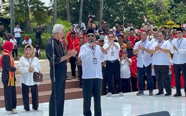 Foto Ganjar Pranowo dan Mahfud MD saat di Tugu Proklamasi sebelum menuju KPU RI. (Foto: Suara.com Media Partner of Ketik Media)