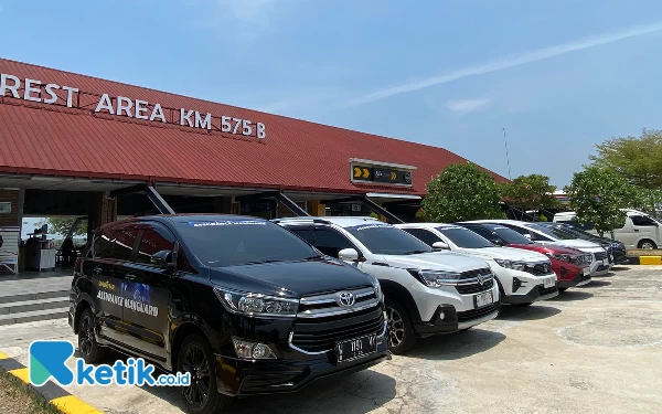 Foto Tim Media lokal Surabaya saat Trial Goodyear Assurance Maxguard saat beristirahat di Rest Area KM 575. (Foto: Shinta Miranda/Ketik.co.id)