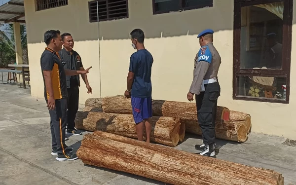 Foto Barang Bukti Kayu Jati di Polsek Jenu Polres Tuban (20/10/2023)(Foto Polres Tuban/Ketik.co.id)