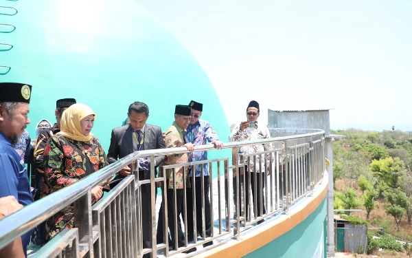 Foto Gubernur Khofifah saat meninjau Gedung Poskal yang baru saja diresmikan.(Foto: Humas Pemprov Jatim)