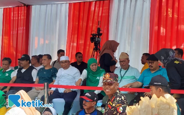 Foto Gubernur Khofifah bersama sejumlah pejabat PBNU. (Husni Habib/Ketik.co.id)