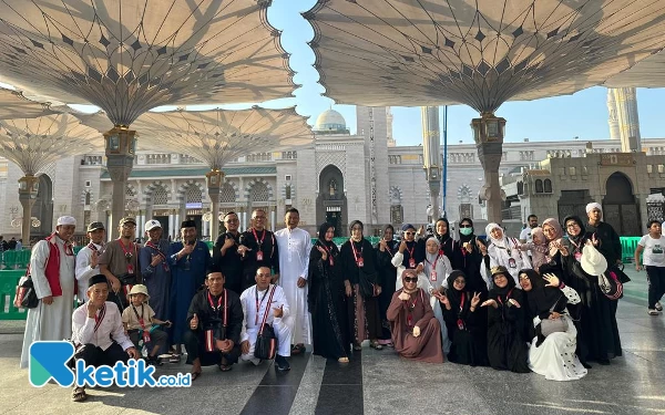 Foto Rombongan jemaah umroh peserta Shafira Tour & Travel saat berada di Masjid Nabawi. (Foto: Kiagus Firdaus/Ketik.co.id)