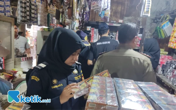 Foto Petugas Gabungan KPPBC TMP C Bojonegoro dan Satpol PP dan Damkar, TNI Polri saat operasi gabungan di Kabupaten Tuban (21/10/2023)(Foto Ahmad /Ketik.co.id)