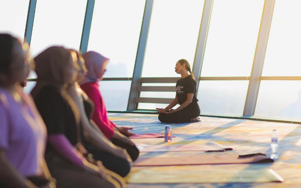 Foto Kegiatan yoga yang merupakan salah satu kampanye pink ribbon dari DoubleTree by Hilton Surabaya, Sabtu (21/10/2023). (Foto : PR DoubleTree by Hilton Surabaya)