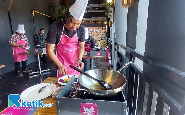 Rayakan Anniversary ke-7 FaveHotel Rungkut Ajak Awak Media Memasak Steak