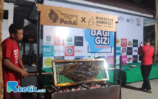 Komunitas TDA Bagikan Ikan Bakar Kuah Santan untuk 1200 Santri di Pacitan