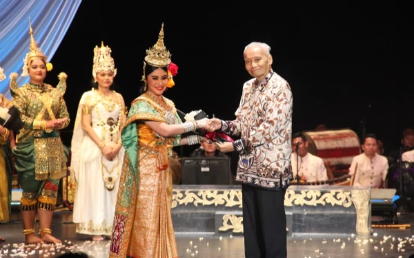 Foto Prof Wardiman Djojonegoro memberikan cenderamata, pada pemain teaterikal Panji. (foto:  henri nurcahyo for ketik.co.id)