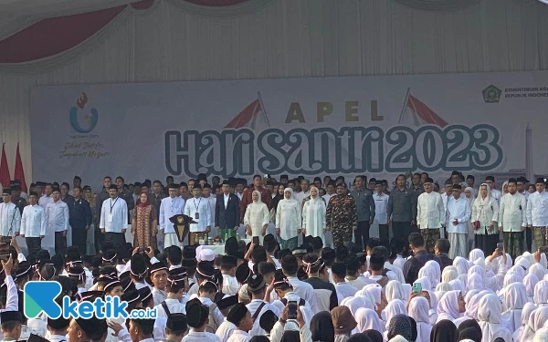 Foto Upacara Hari Santri 2023 di Tugu Pahlawan di Surabaya yang dihadiri langsung oleh Presiden RI. (Foto: Shinta Miranda/Ketik.co.id)